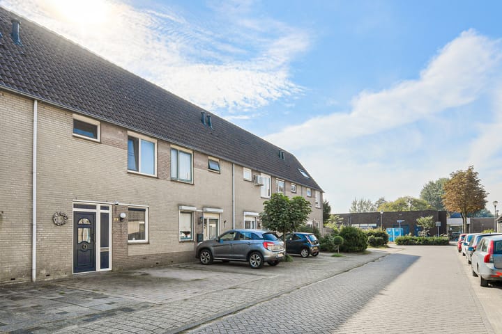 Tussenwoning te koop: Clemensberg 10, Breda