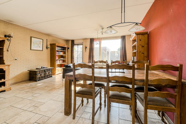 Tussenwoning te koop: Clemensberg 10, Breda