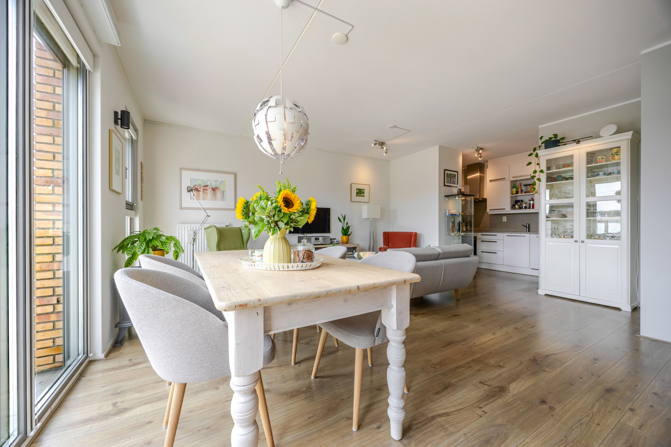 Photo 9 of Treubstraat 10-F004