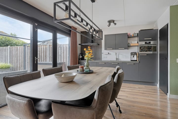 Tussenwoning te koop: Roodeschoolstraat 22, Tilburg