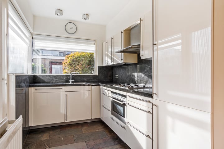 Tussenwoning te koop: Graaf Engelbrechtlaan 15, Leidschendam