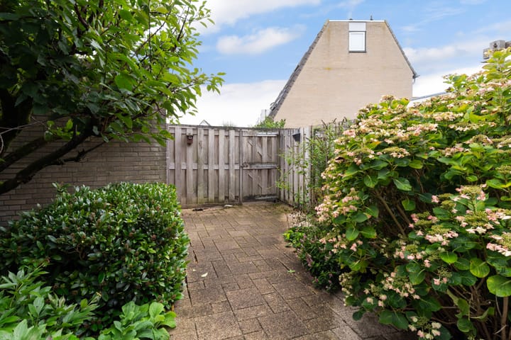Tussenwoning te koop: Stokroosweide 9, Woerden