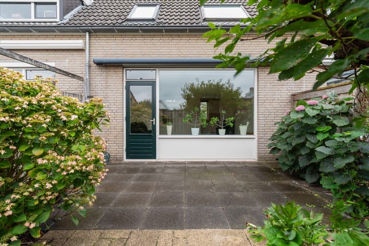 Tussenwoning te koop: Stokroosweide 9, Woerden