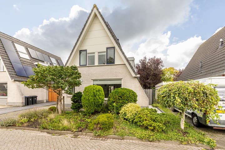 Twee-onder-één-kap te koop: Maarten Trompstraat 14, Hellevoetsluis
