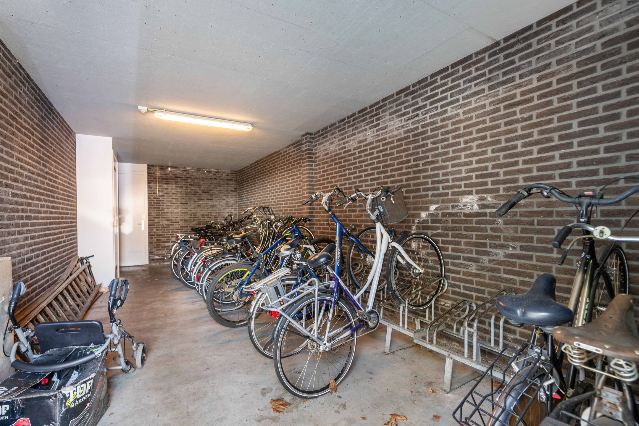 Photo 27 of Overweertstraat 99