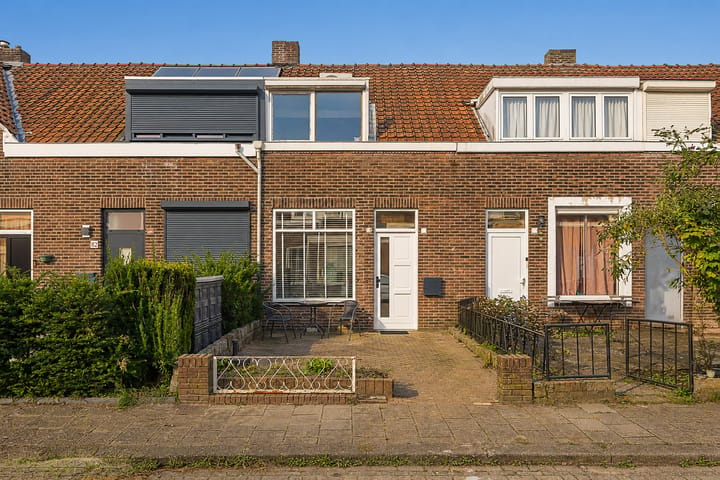 Outshoornstraat 84 — te koop in Tilburg, Tussenwoning