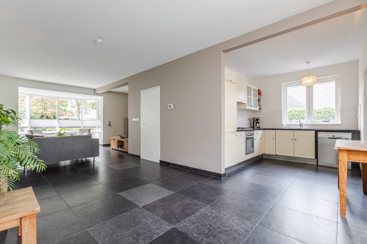 Twee-onder-één-kap te koop: Tolschestraat 13A, Velp (Nb)