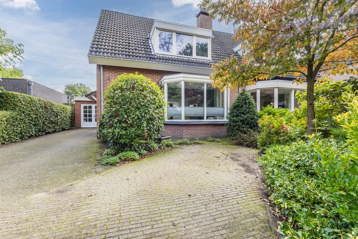 Twee-onder-één-kap te koop: Tolschestraat 13A, Velp (Nb)