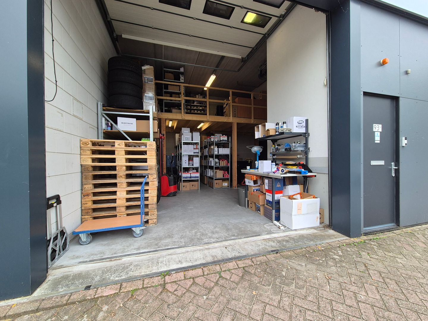 View photo 2 of Lelystraat 93-g