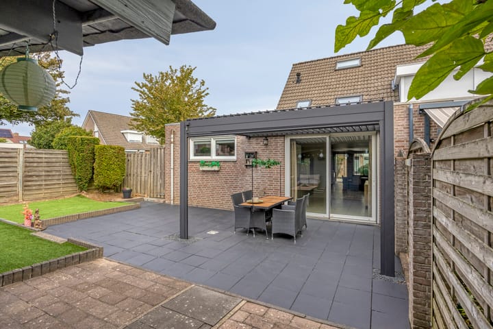 Twee-onder-één-kap te koop: Haaselt 11, Landgraaf