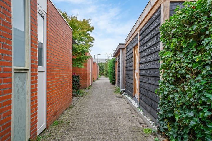 Tussenwoning te koop: Bertram 126, Uithoorn