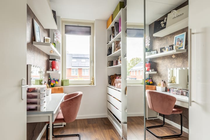 Tussenwoning te koop: Laan van Westmolen 49A, Mijnsheerenland