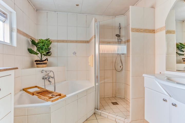 Twee-onder-één-kap te koop: Alkmaarseweg 47, Beverwijk