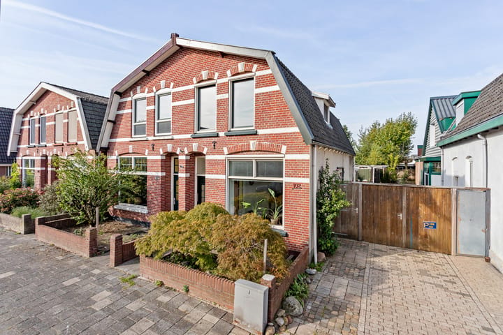 Twee-onder-één-kap te koop: Boekeloseweg 102, Hengelo
