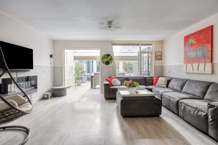 Tussenwoning te koop: Rosa Spierstraat 8, Hoofddorp