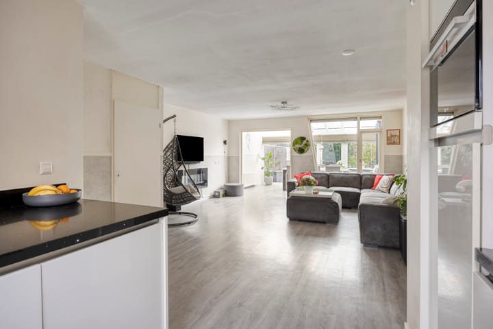 Tussenwoning te koop: Rosa Spierstraat 8, Hoofddorp