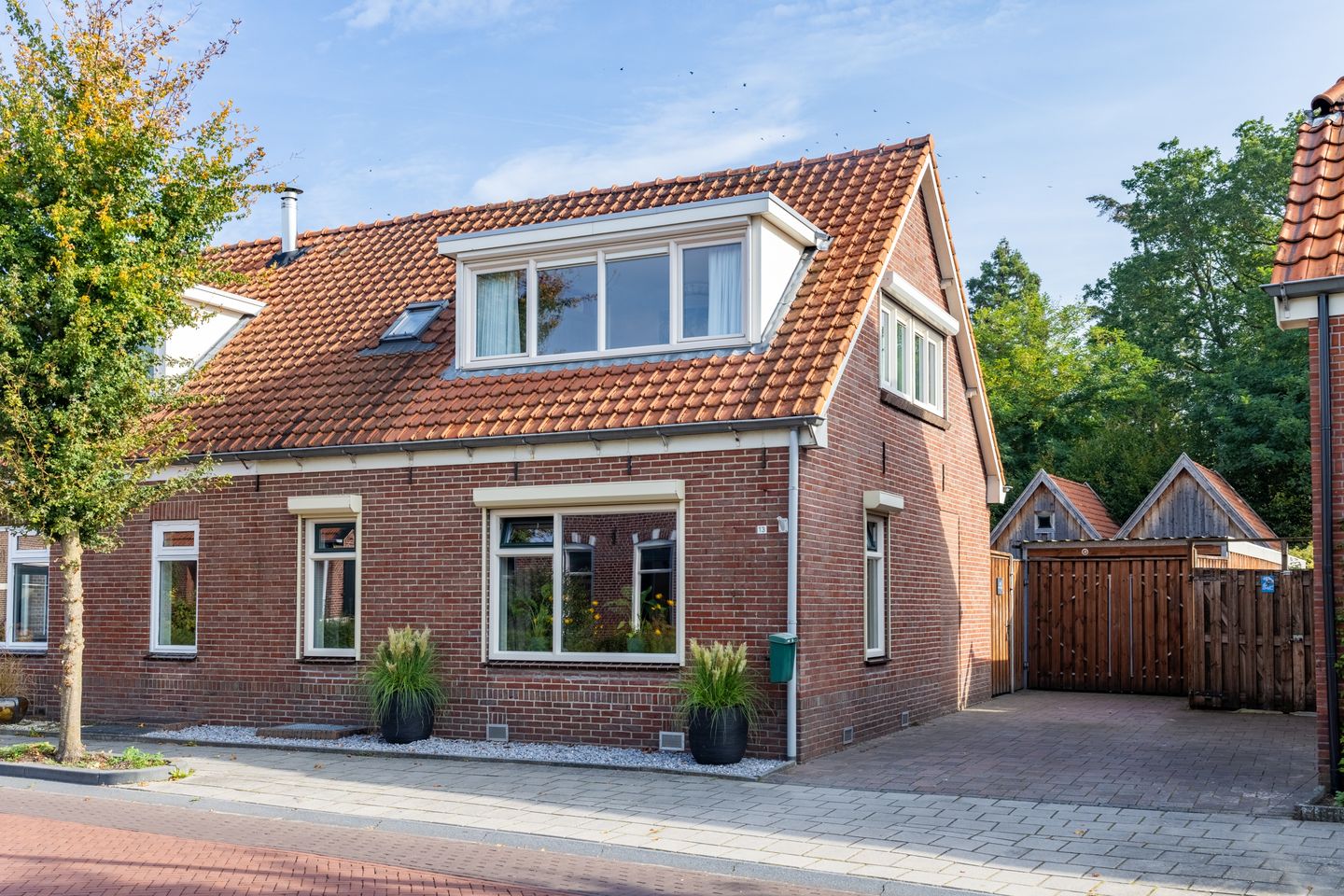 Photo 1 of Burgemeester van der Borchstraat 13