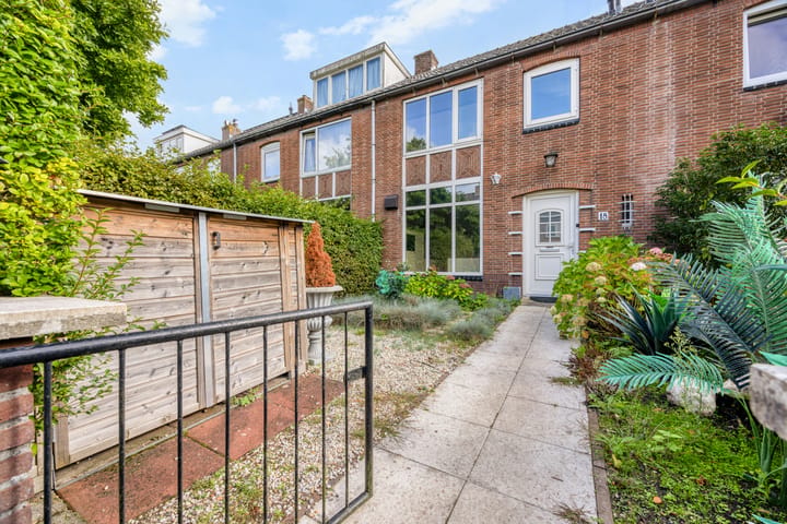 Tussenwoning te koop: Violierenweg 18, Wassenaar