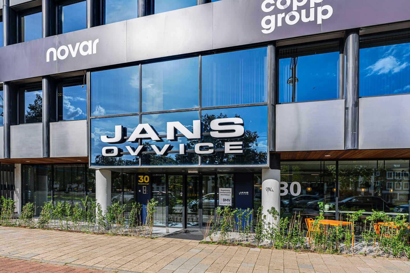 View photo 1 of Jansbuitensingel 30