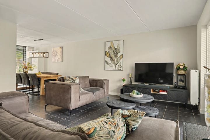 Tussenwoning te koop: Fonteinkruidlaan 7, Enschede