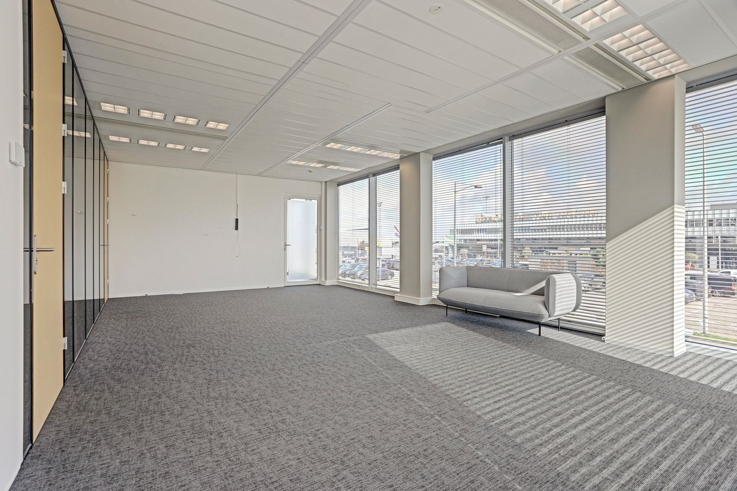 Bekijk foto 1 van Rotterdam Airportplein 22