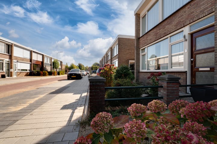 Tussenwoning te koop: Willem Kloosstraat 12, Zevenaar