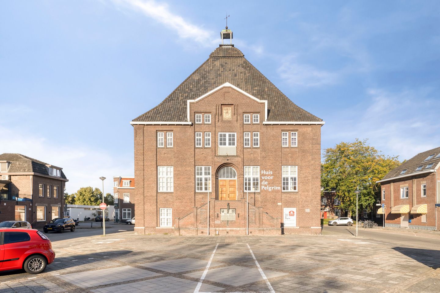 Bekijk foto 1 van Raadhuisplein 1