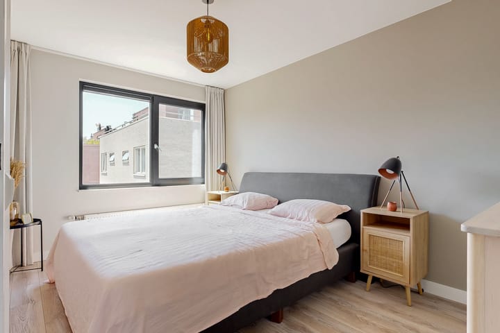 Tussenwoning te koop: Jules Vernehof 6, Woerden