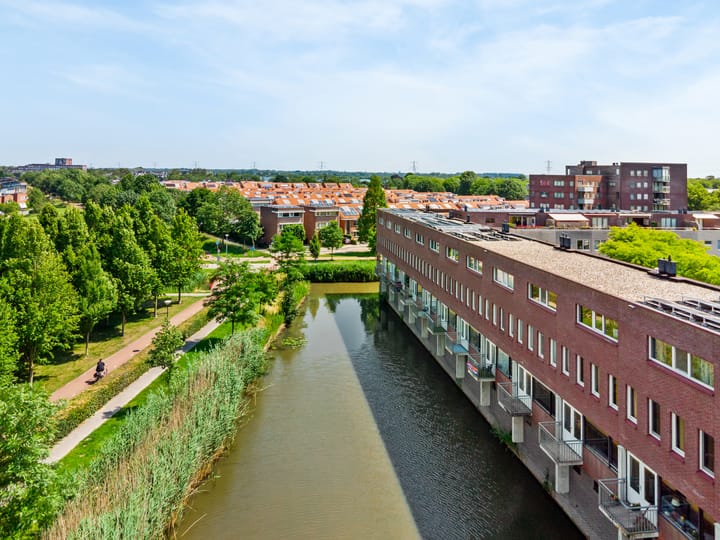 Tussenwoning te koop: Jules Vernehof 6, Woerden