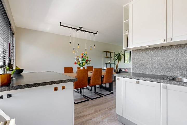 Tussenwoning te koop: Jules Vernehof 6, Woerden