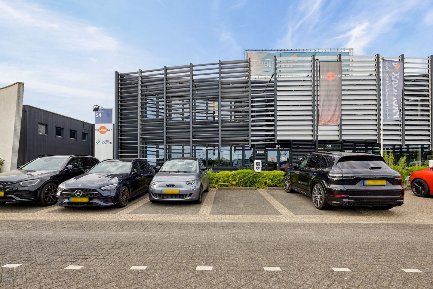 Bekijk foto 2 van De Grote Elst 54