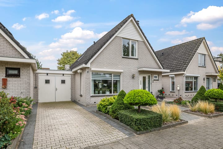 Tussenwoning te koop: Teresaplein 6, Zetten