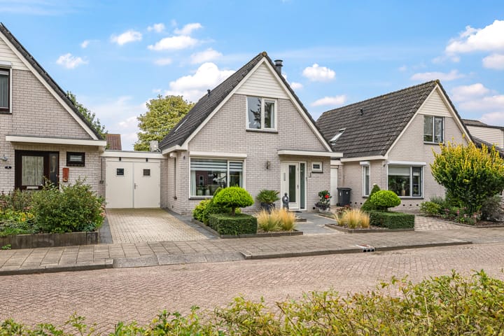 Tussenwoning te koop: Teresaplein 6, Zetten