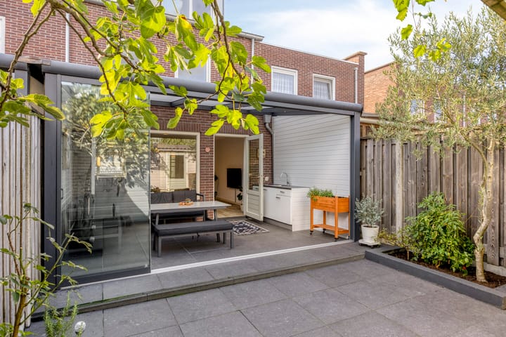 Tussenwoning te koop: Burg. Van Loghemplein 16, Deventer