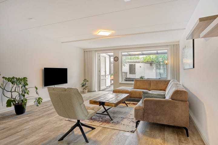Tussenwoning te koop: Burg. Van Loghemplein 16, Deventer