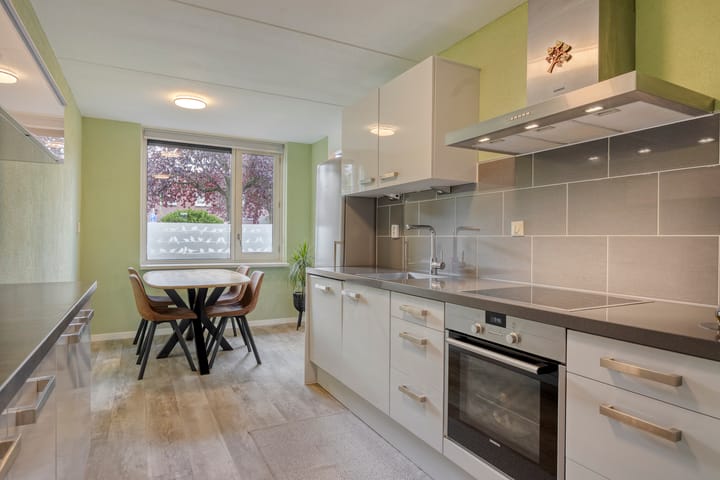 Tussenwoning te koop: Burg. Van Loghemplein 16, Deventer