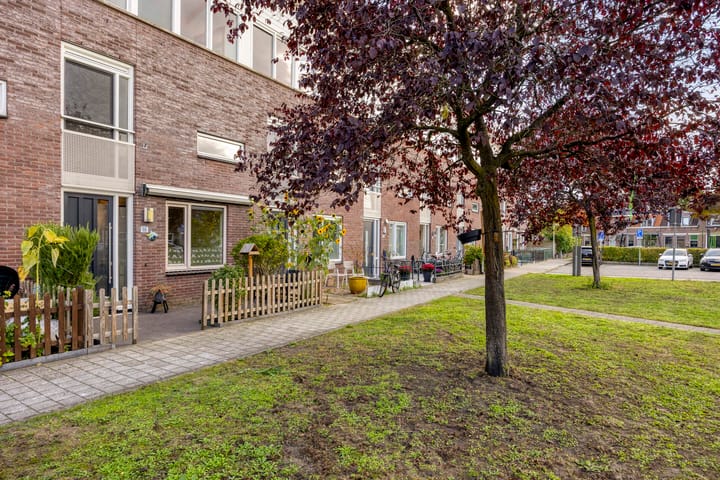 Tussenwoning te koop: Burg. Van Loghemplein 16, Deventer