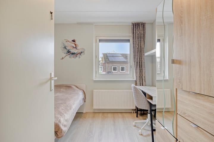 Tussenwoning te koop: Burg. Van Loghemplein 16, Deventer