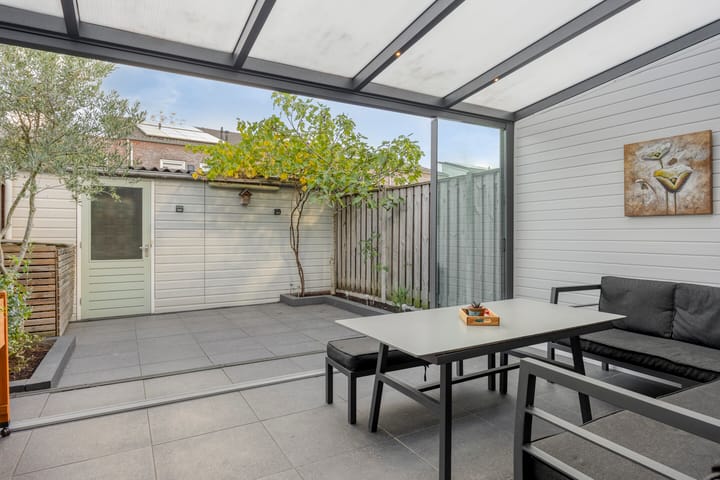 Tussenwoning te koop: Burg. Van Loghemplein 16, Deventer