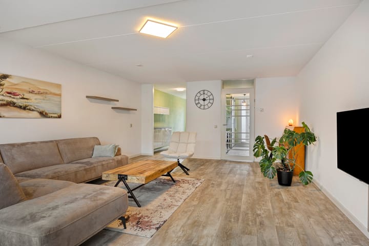 Tussenwoning te koop: Burg. Van Loghemplein 16, Deventer