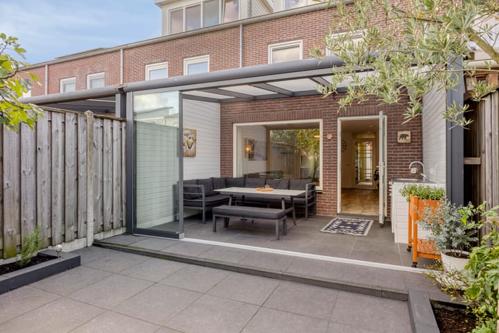 Tussenwoning te koop: Burg. Van Loghemplein 16, Deventer