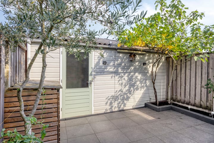 Tussenwoning te koop: Burg. Van Loghemplein 16, Deventer