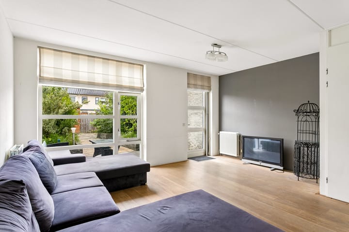 Tussenwoning te koop: Professor Pigracht 13, Almere