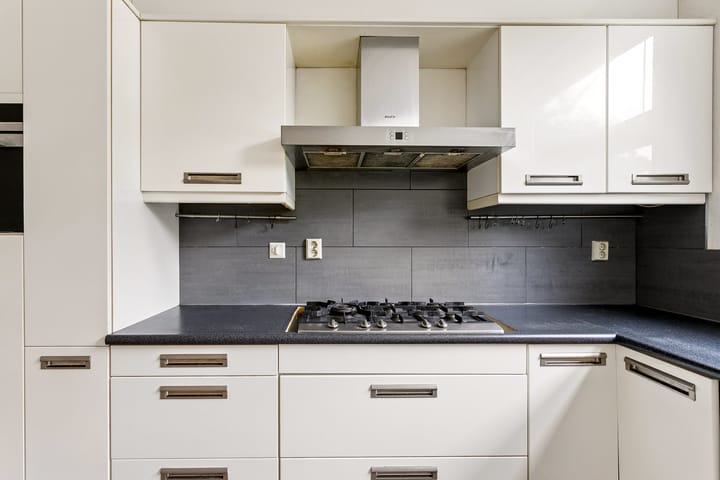 Tussenwoning te koop: Professor Pigracht 13, Almere