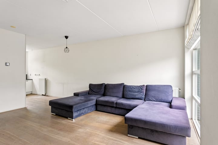 Tussenwoning te koop: Professor Pigracht 13, Almere