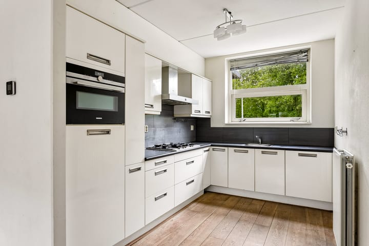 Tussenwoning te koop: Professor Pigracht 13, Almere