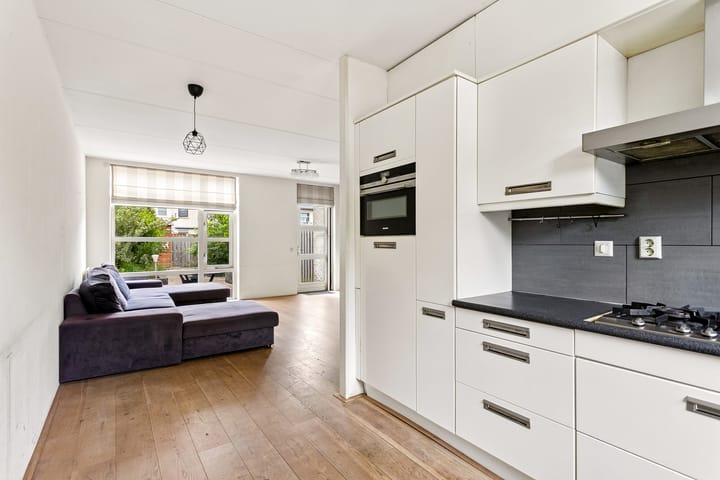 Tussenwoning te koop: Professor Pigracht 13, Almere