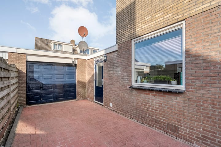 Twee-onder-één-kap te koop: De Plevier 37, Hoogeveen