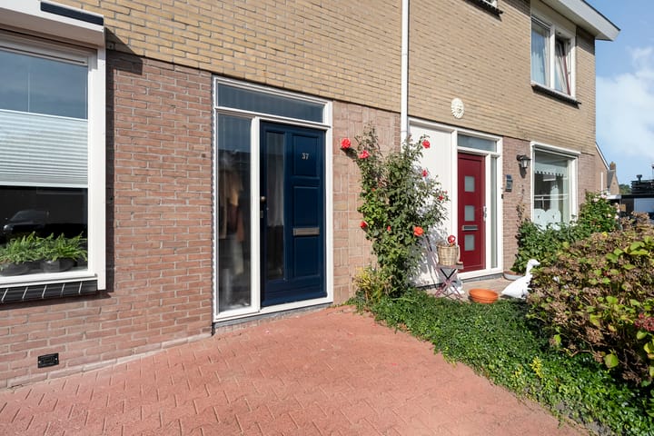 Twee-onder-één-kap te koop: De Plevier 37, Hoogeveen