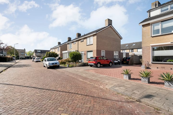 Twee-onder-één-kap te koop: De Plevier 37, Hoogeveen